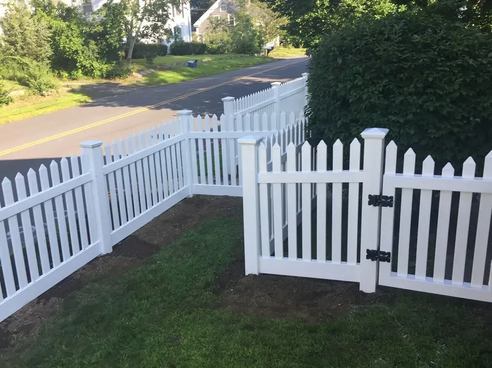 White vinyl privacy fence